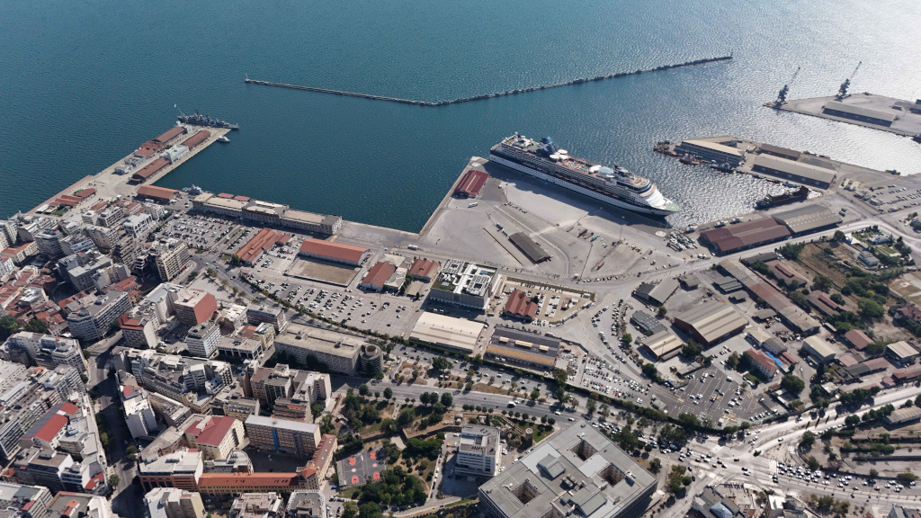 14th Thessaloniki Night Half Marathon – ZeniΘ  passes through the port for the first time